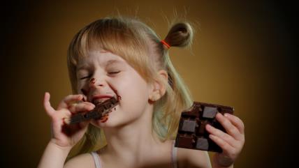 Dete, čokolada, devojčica, tamna čokolada