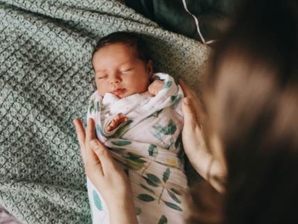 Beba, povijanje, spavanje, mama