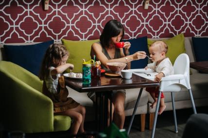 Mama, deca, kafić, hranjenje