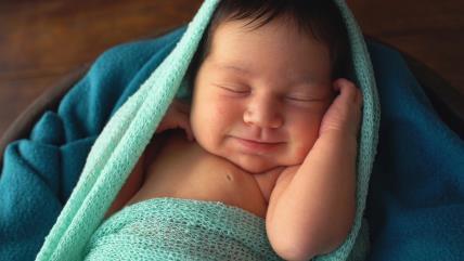 Beba, spava, smeje se