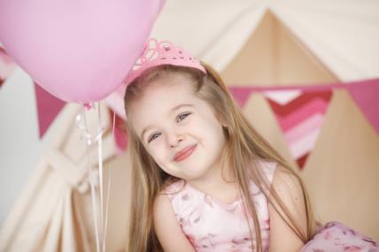 DEvojčica, kruna, balon, rođendan