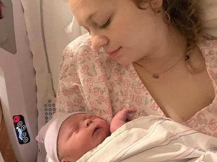 Violeta sa bebom.jpg