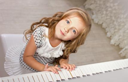 Devojčica, klavir