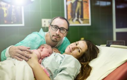 Porođaj, porodica, beba, mama, tata