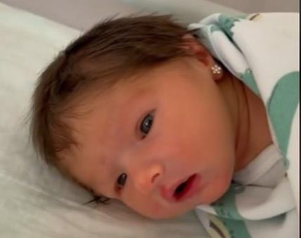 Probušila uši tek rođenoj bebu.