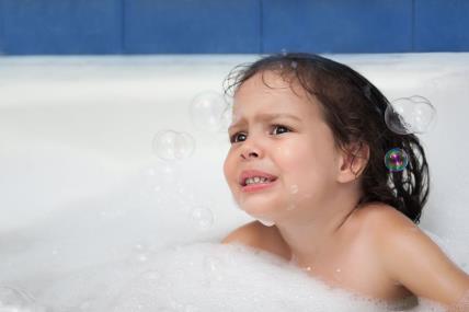 Dete plače kada mu perete kosu.