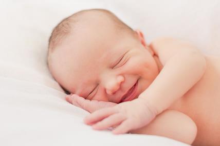 Šta znači ako se beba smeje dok spava.