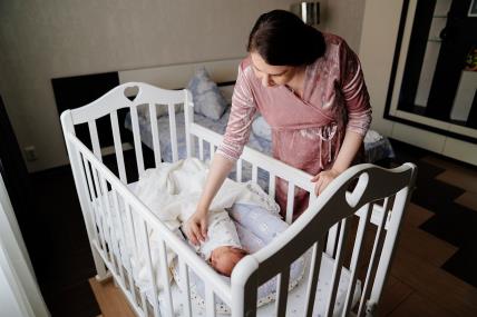 Beba spava u rukama i budi se u krevecu