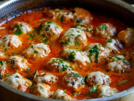 Recept za ćufte u pavlaci i paradajz sosu.