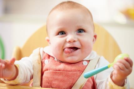 Šta bebe od 6 meseci vole da rade sa roditeljima.