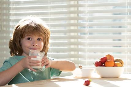 dete pije jogurt.jpg