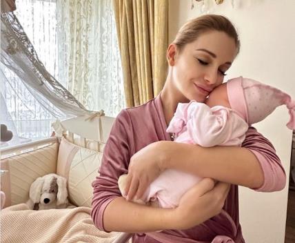 TV voditeljka ima tegobe posle porođaja u 45 godini.