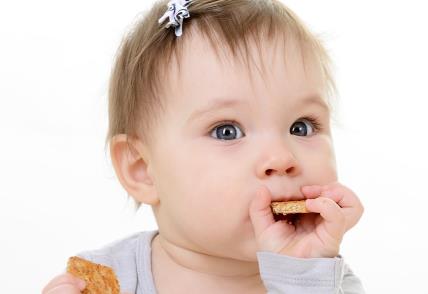 Kada beba sme da jede susam.