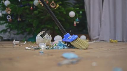 razbijen ukras za jelku.jpg