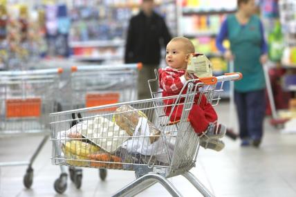 Zašto ne treba da vozite dete u kolicima u supermarketu.