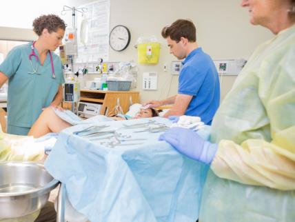 Babica objavila snimak ušivanja posle porođaja.