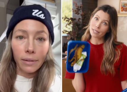 Džesika Bil jede krišom od dece dok se tušira.