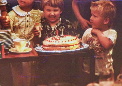Stari dečiji rođendani sa sendvičima i tortom.
