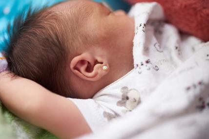 Doktorka otkriva zašto ne treba da bušite uši bebi.