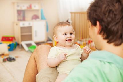 Razvoj govora kod bebe od 6 do 12 meseci.