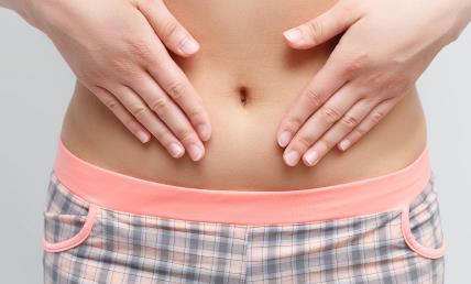 Bol u stomaku simptom trudnoće.