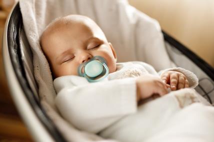 roditelji ostavljaju bebe da spavaju u njihalicama.jpg