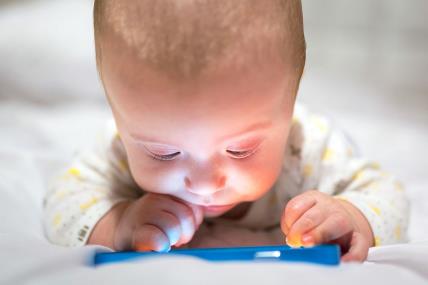 Koliko sati dnevno dete provodi sa mobilnim telefonom.