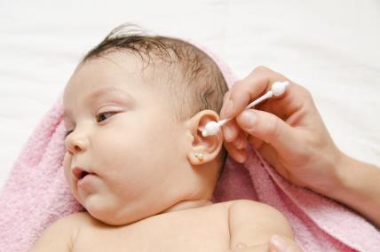 Kako da detetu očistite uši bez štapića.
