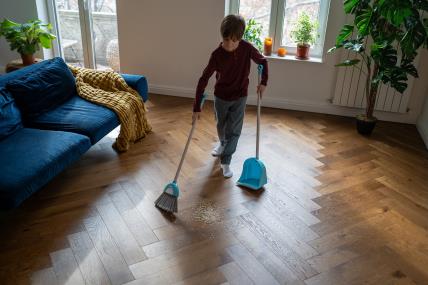 kućni poslovi pomažu deci da izrastu u uspešne ljude.jpg