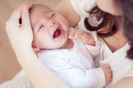 saveti hipnoterapeutkinje kako brzo smiriti uplakanu bebu.jpg