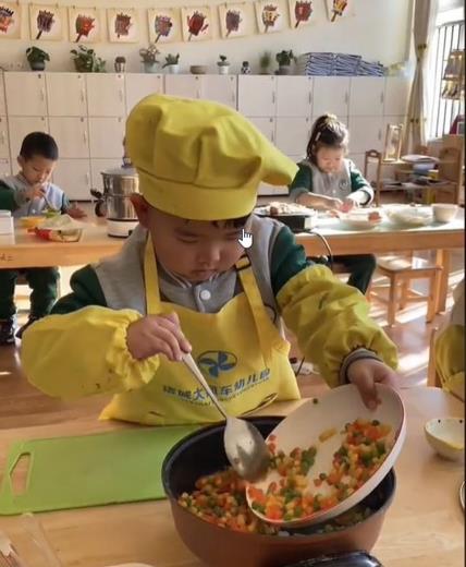 Kako deca uče da kuvaju u kineskim vrtićima