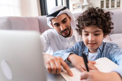 Deca u Dubaiju plaćaju nastavniku da im radi domaći