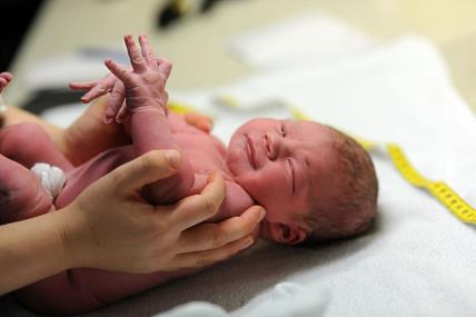 Beba rođena carskim rezom ili prirodno.