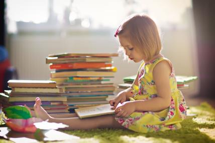 Zašto je važno da čitamo deci od malena