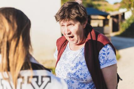 Starija žena viče na mlađu