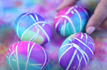 farbanje jaja gumicama.jpg