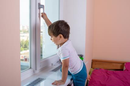 kako sprečiti nesreće dece s prozorima.jpg