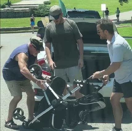 Viralni video kako tate ne znaju da sklope kolica za bebu