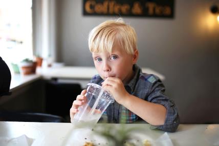 da li deca smeju da piju gazirane i aromatizovane vode