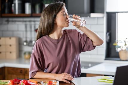 Da li količina vode koju pijate utiče na rezultate testa na trudnoću