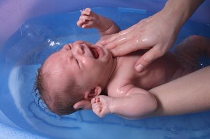 Kako izbeći najčešće greške dojenja i kupanja bebe