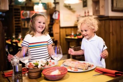 kako da se deca lepo ponašaju i jedu u restoranu