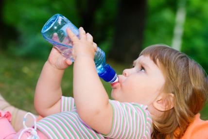 Po čemu se razlikuje flaširana voda za decu od obične