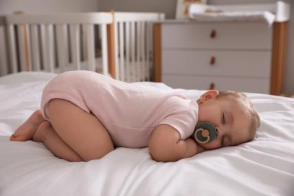 zašto bebe spavaju na stomak s guzom uvis.jpg