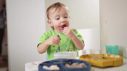 Zašto je bolje da beba jede sama