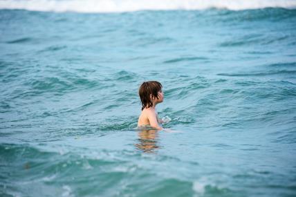 dete doživelo hipotermiju od hladne vode na moru.jpg