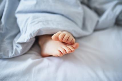 zašto dete trlja stopala jedno o drugo.jpg