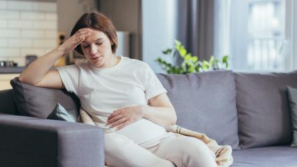 Trudnica se drži za glavu