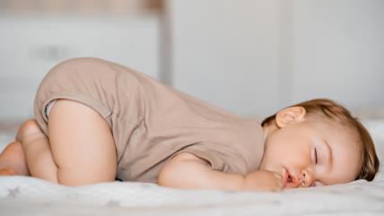Zašto bebe spavaju na stomaku s guzom uvis.jpg