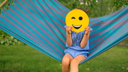 Prekrivanje lica deteta emotikonima na fotografijama.jpg